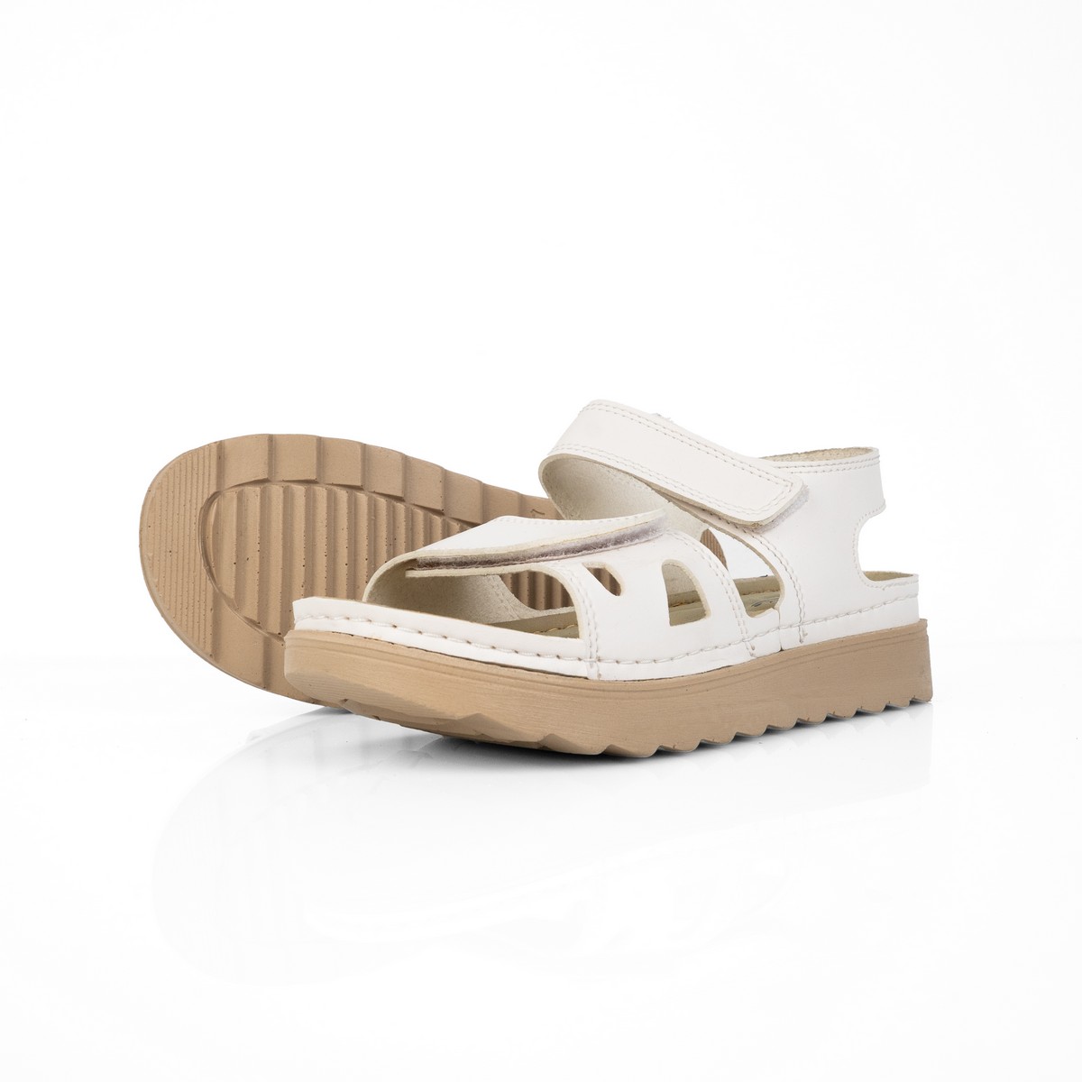  صندل حريمي جلد تركي مستورد لون أبيض بفرش طبي ونعل بلوتان طبي بارتفاع 3 سم